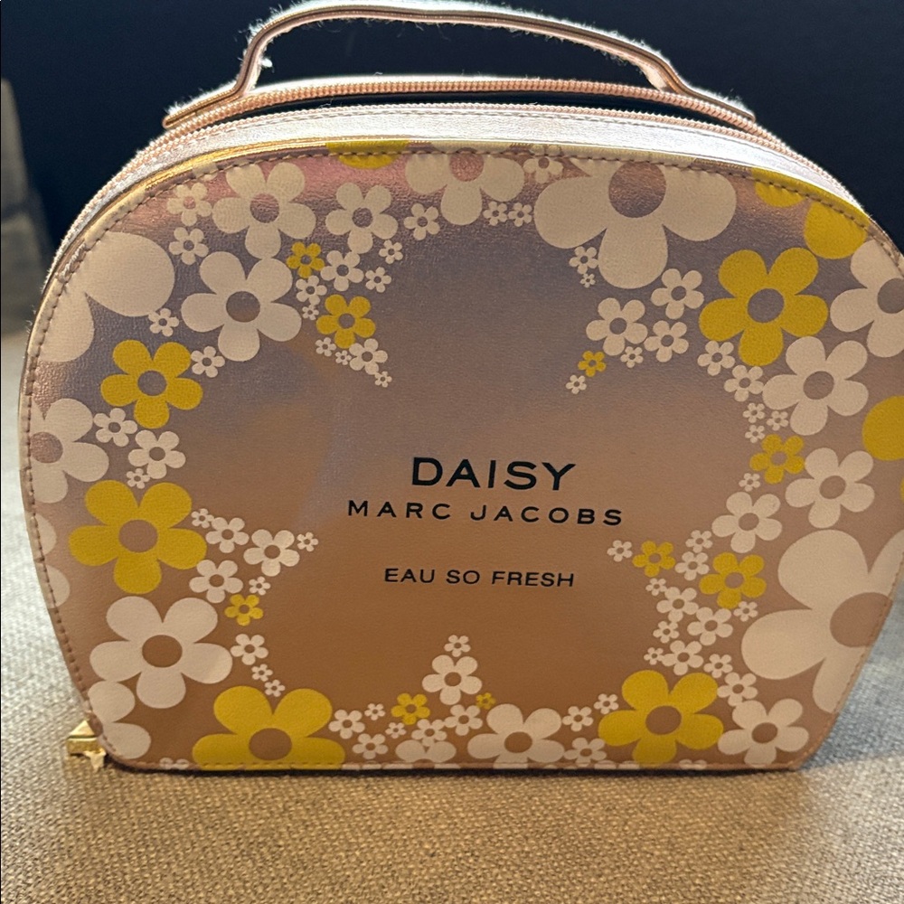 Marc Jacobs Daisy Gold and White Hard Shell Cosmetic Case or evening bag NWOT